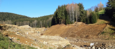 Stavba vodní nádrže pro zasněžování v říjnu 2020 ve Velkém Vrbně v areálu Paprsek