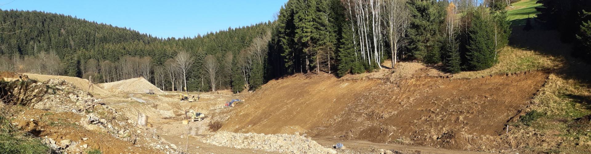 Soudní exekutor JUDr. Dalimil Mika zahájil v roce 2019 bez povolení výstavbu vodní nádrže na zasněžování lyžařského areálu Paprsek s projektovanou plochou zátopy 0,89 ha.